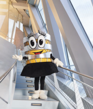 Carlotta und Carlchen sind die Maskottchen des Mercedes-Benz MuseumsCarlotta and Carlchen are the mascots of the Mercedes-Benz Museum Mercedes-Benz Museum stellt Maskottchen vor